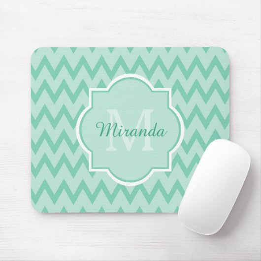 Trendy Mint Green Chevron Zigzag Name en Monogram Muismat (Met muis)