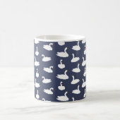 Trendy Modern Blue Swan Pattern Mug Koffiemok (Center)