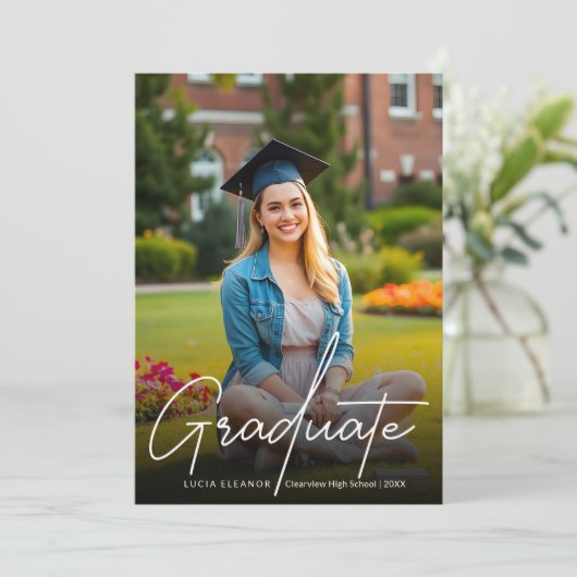 Trendy Modern White Script Foto Afstuderen Aankondiging (Staand voorkant)