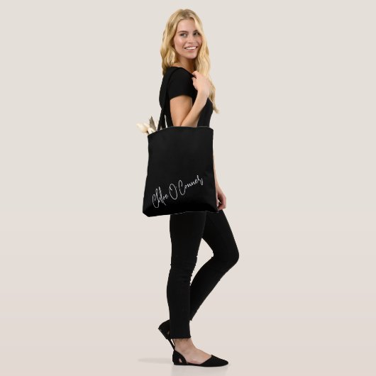 Trendy Monogram Script Naam Zwart Wit Draagtas (Op model)