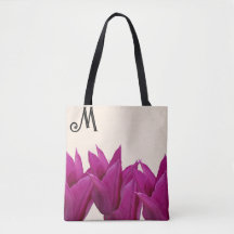 Trendy paarse bloemen op gouden zomerstrand