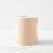 Trendy Perzik C108 Witte Initiële Monogram Custom Koffiemok (Center)