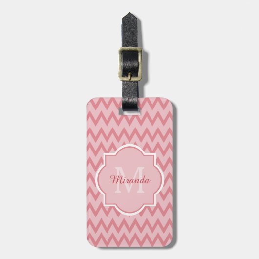 Trendy Pink Chevron Zigzag Name en Monogram Bagagelabel (Voorkant verticaal)