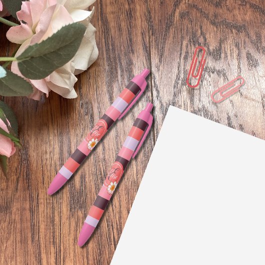 Trendy Pink Hues Stripes avec stylo Monogram Daisy