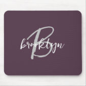 Trendy Plum Paarse Grijs Wit Script Monogram Muismat (Voorkant)
