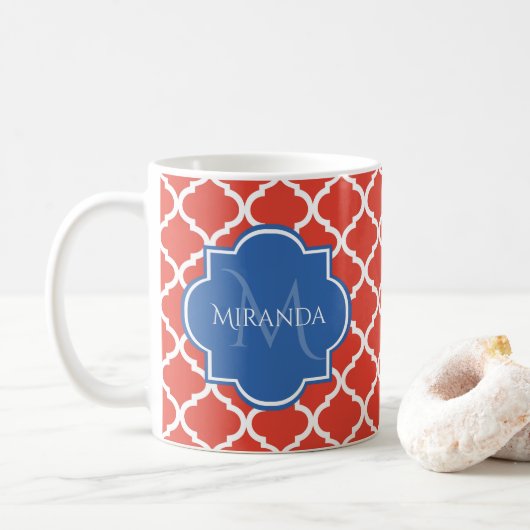 Trendy Red Quatrefoil Blue Monogram en naam Koffiemok (Met donut)