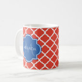 Trendy Red Quatrefoil Blue Monogram en naam Koffiemok (Voorkant links)