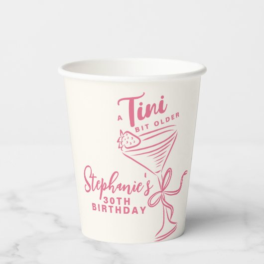Trendy roze een klein beetje ouder 30e verjaardag papieren bekers (Achterkant)