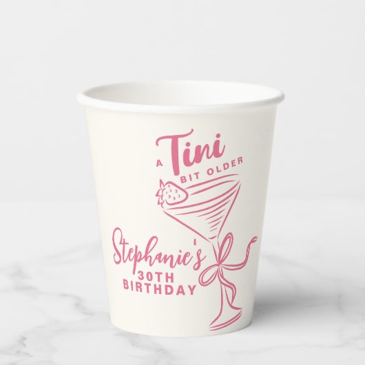 Trendy roze een klein beetje ouder 30e verjaardag papieren bekers (Voorkant)