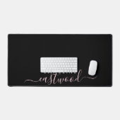 Trendy roze script monogram op zwart bureaumat (Keyboard & Muis)