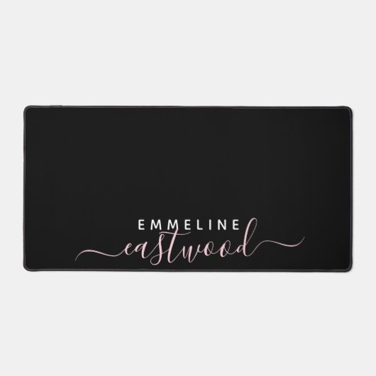 Trendy roze script monogram op zwart bureaumat (Voorkant)