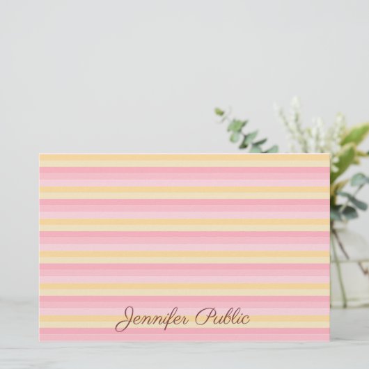Trendy Roze Vanille Geel Wit Script Sjabloon Briefpapier (Staand voorkant)