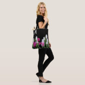 Trendy roze witte tulpen bloemengroen zwart girly draagtas (Op model)