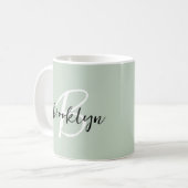 Trendy saliegroen zwart wit script monogram koffiemok (Voorkant links)