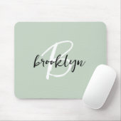 Trendy saliegroen zwart wit script monogram muismat (Met muis)