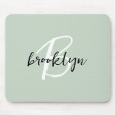 Trendy saliegroen zwart wit script monogram muismat (Voorkant)