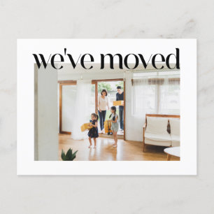 Trendy typografie aangepaste foto We verhuisden na Briefkaart