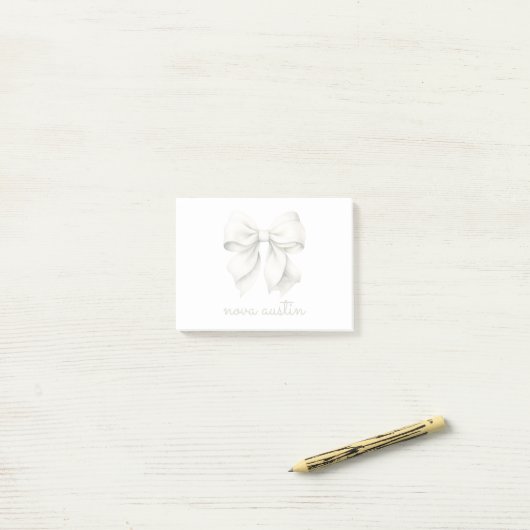 Trendy witte boog gepersonaliseerd met naam monogr post-it® notes (Op bureau)
