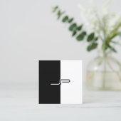 Trendy Zwart Wit Monogram Initiaal Stijlvol Modern Vierkante Visitekaartje (Staand voorkant)