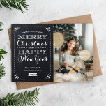 Très Joyeux Noël Chalkboard Carte photo de vacance<br><div class="desc">Joli design carte photo de Noël moderne dispose d'espace pour votre photo de famille et de la typographie fantaisiste amusante qui lit Wishing You a Very Joyeux Noël et a Happy New Year sur un imprimé faux arrière - plan de texture de tableau noir. Personnalisez le design avec le nom...</div>