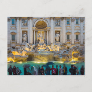 Trevi-fontein in regen in de nacht van Rome Italië Briefkaart