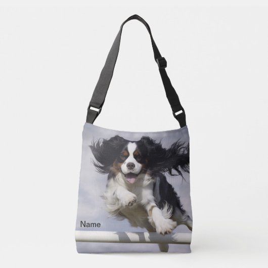 Tri Cavalier King Charles Spaniel Agility Crossbody Tas (Voorkant)