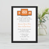 Tri-Monogram Orange Moderne Mariage Invitations (Debout devant)