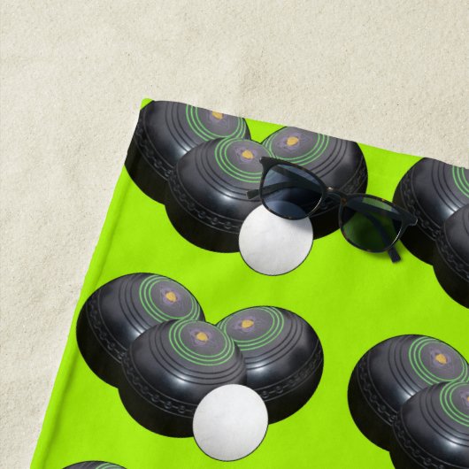 Triad of Precision: Lawn Bowls Trio Jack op Limoen Strandlaken (In situ)