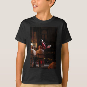 Triana Sevilla zingt op het podium Vertical T-shirt