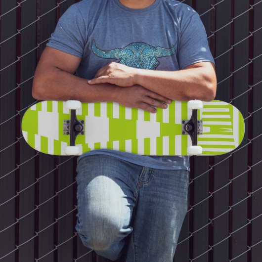 Triangle Stripes - Lime Green en White Skateboard (Buiten 3)