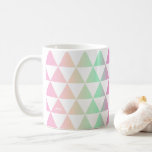Triangles Iridescente Motif Monogramme Mug<br><div class="desc">Mug monogramme moderne et élégant avec motif triangle irisé. Personnalisez en ajoutant vos initiales. Parfait comme cadeau.</div>