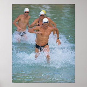 Triathloners die uit het water lopen 2 poster