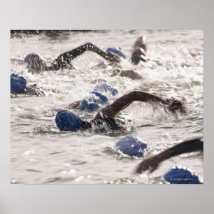 Triatleten concurreren in het zwembeen van triathl poster