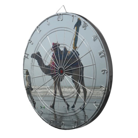 Tribal Camel Ride: Morning Tide Sands & Zee Dartbord (Voorkant Rechts)