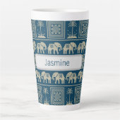 Tribal Olifant & Bomen Gepersonaliseerd Latte Mok (Voorkant)