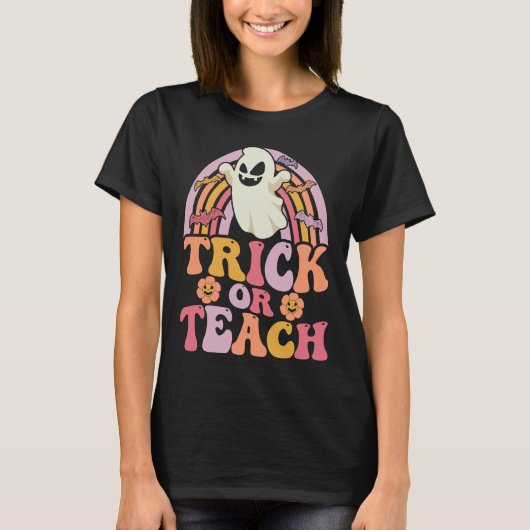 Trick of Teach Groovy Rainbow Ghost Halloween T-shirt (Voorkant)