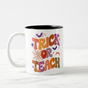 Trick of Teach Groovy Retro Halloween Teacher Life Tweekleurige Koffiemok
