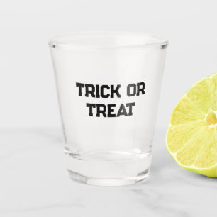 Trick or. Behandel Halloween spookachtige zwarte e Shot Glas