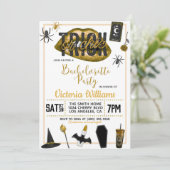 Trick or Chic Halloween Bachelorette Uitnodiging (Staand voorkant)