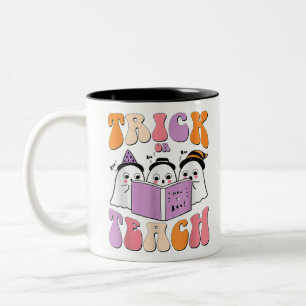 Trick or Teach Ghost Retro Groovy Halloween Teache Tweekleurige Koffiemok