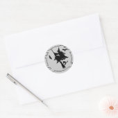 Trick or treat heks op kamer met vleermuizen + zwa ronde sticker (Envelop)