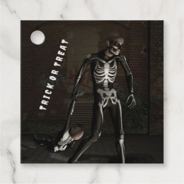 Trick or Treat. Man dressed as skeleton Bedankjes Labels