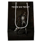 Trick or Treat. Man dressed as skeleton Medium Cadeauzakje (Achterkant)