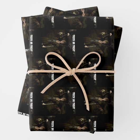 Trick or Treat. Thin female carrying lamp Inpakpapier Vel (In situ)