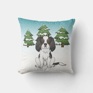 Tricolor Cavalier King Charles Spaniel in de winte Kussen