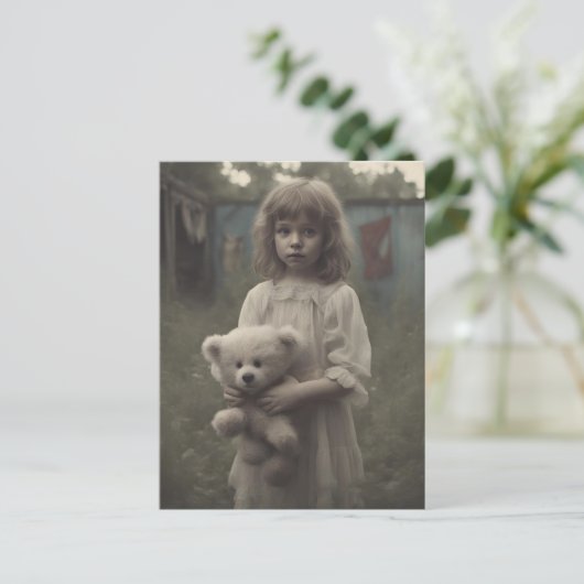 Triest spookkind in het verlaten circus briefkaart (Staand voorkant)