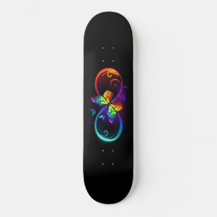 Trillende oneindigheid met regenboogvlinder op zwa skateboard