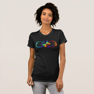 Trillende oneindigheid met regenboogvlinder op zwa t-shirt