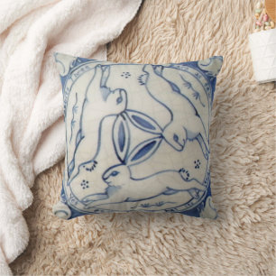 Trio de lapin antique, Coussin de carreaux bleu et