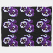 Trio van Paarse Witte Pansy Blooms: Naturen Harmon Fleece Deken (Voorkant (Horizontaal))